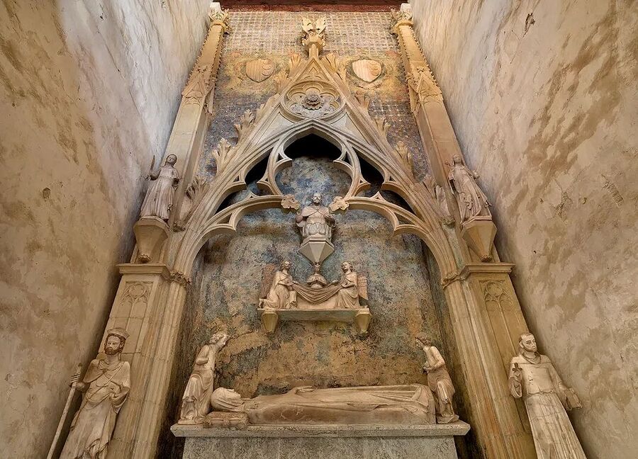 nmhistoire's tweet photo. 👑 Découverte des restes de la reine Elisenda de Montcada au monastère de Pedralbes

Des archéologues ont identifié les restes d’Elisenda de Montcada dans le monastère de Pedralbes à Barcelone. Reine d’Aragon, elle mourut en 1364 après avoir fondé ce monastère royal en 1327 et s’y être retirée à la mort de son mari Jacques II. Elle y passa près de quarante ans en exerçant une influence notable sur les Pauvres Clarisses.
Son tombeau en marbre a deux faces : l’une la montre en reine face à l’église, l’autre en veuve pénitente face au cloître. Les fouilles ont prouvé qu’il se compose de deux sections dos à dos séparées par un petit mur. La reine fut enterrée dans une boîte en bois, vêtue sobrement comme une religieuse, avec des fragments de soie dorée. Elle mesurait 1,60 m et souffrait de maladies osseuses à 70 ans ; de l’ADN a été prélevé.
Sept autres tombes ont livré 24 individus, avec de grosses surprises : plusieurs contenaient des restes différents, comme des nourrissons et jeunes femmes dans le tombeau d’un chevalier. Un rapport complet est prévu en 2027.

Crédit Photo : Institut de la Culture de Barcelone

Canal Telegram :
https://t.co/gQbWhzvuqf
Chaîne YouTube :
https://t.co/7CV05avlVt