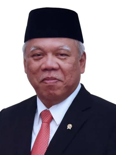 Sipitungscbd's tweet photo. Waktu bapak ini menjabat Menteri PUPR (2014–2024), rasanya nyaris gak ada kontroversi yang aneh-aneh ya. 🙂

Pembangunan infrastruktur sama perumahan juga jalan terus dan kelihatan lancar. 👍

Orangnya dikenal humble, sederhana, dan pekerja keras. Beliau juga alumni FT UGM, plus jago ngeband. 😎
