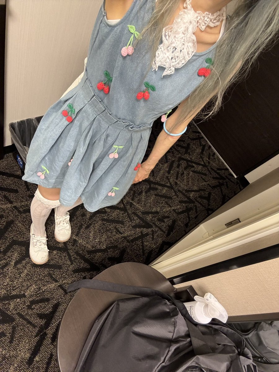 _OAZT_'s tweet photo. 昨日はゆるいイベントだろうと思ってレインブーツじゃできない季節感あるコーデにしたくて、メルカリで2,000円くらいで買っためっちゃ可愛いさくらんぼの服にレースの靴下にロリータ靴合わせてんけど、
サプライズでライブが始まって汚れた🎵
うちはガーリーなコーデ好きやけど似合わなかった😖 https://t.co/t7PSYbssxO