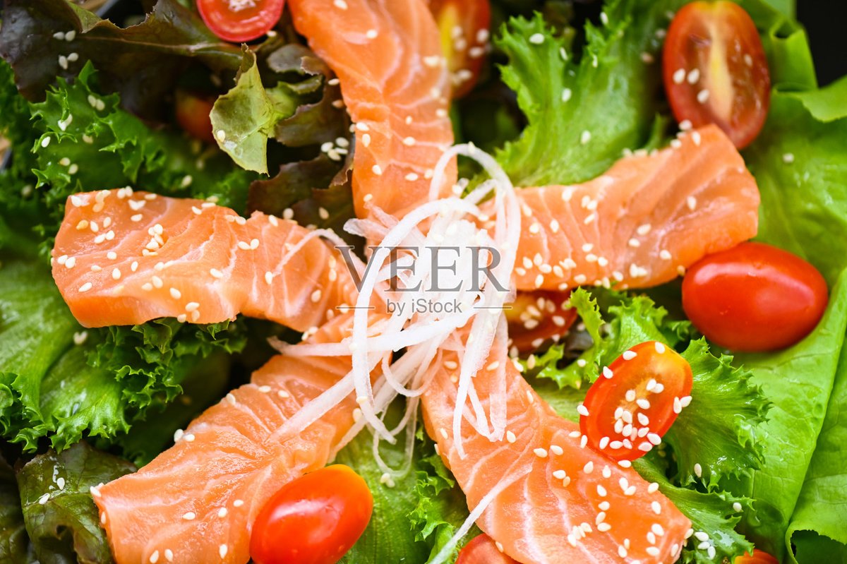zmxyb13645676's tweet photo. Just grabbed the freshest vine tomatoes, crisp romaine lettuce, and wild salmon from the local farmers’ market—perfect for tonight’s healthy weeknight dinner! https://t.co/Hm1V1I7s26