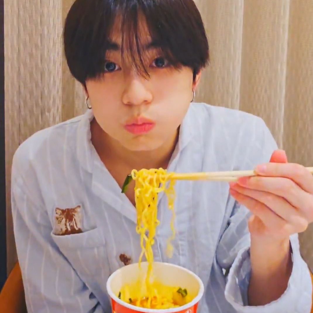 jwnbloom's tweet photo. i find comfort by watching jungwon’s lives where he eats well and is cute asf https://t.co/dlqm4iKgJz