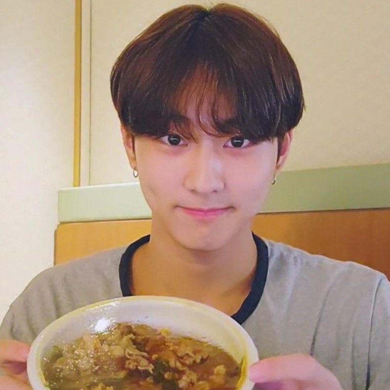 jwnbloom's tweet photo. i find comfort by watching jungwon’s lives where he eats well and is cute asf https://t.co/dlqm4iKgJz