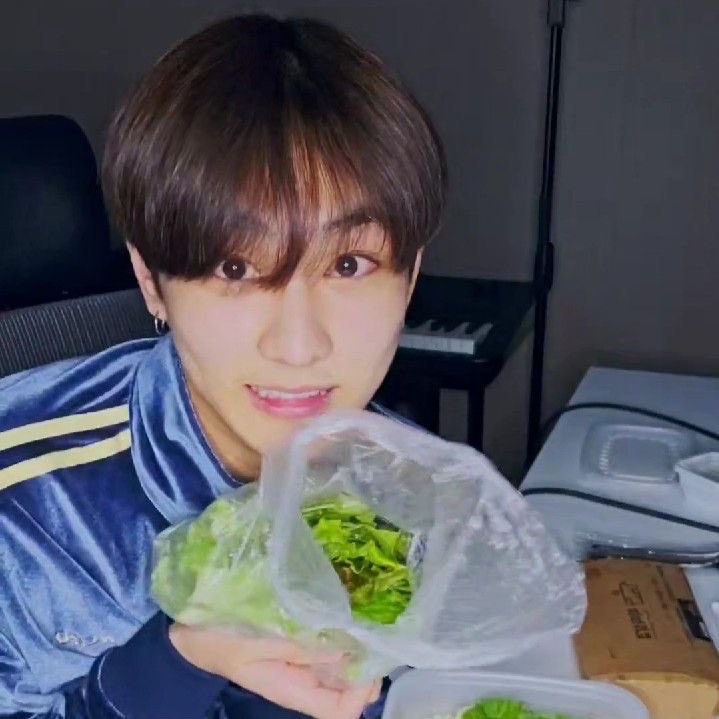 jwnbloom's tweet photo. i find comfort by watching jungwon’s lives where he eats well and is cute asf https://t.co/dlqm4iKgJz