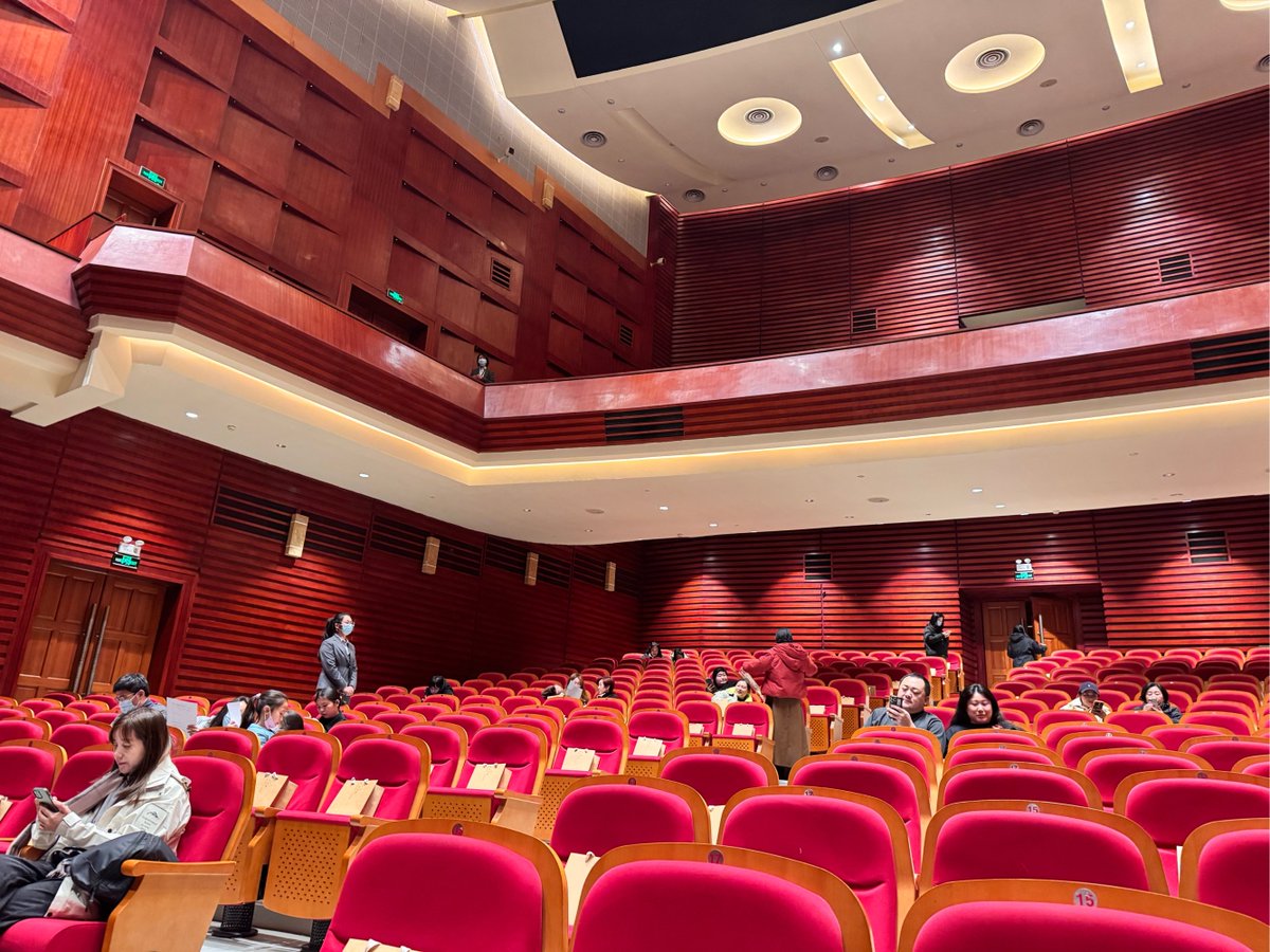 idthc13723193's tweet photo. Just grabbed my seat for tonight’s jazz show—those sax riffs are gonna blow my mind! Can’t wait to lose myself in the music https://t.co/wntNvFLe4B