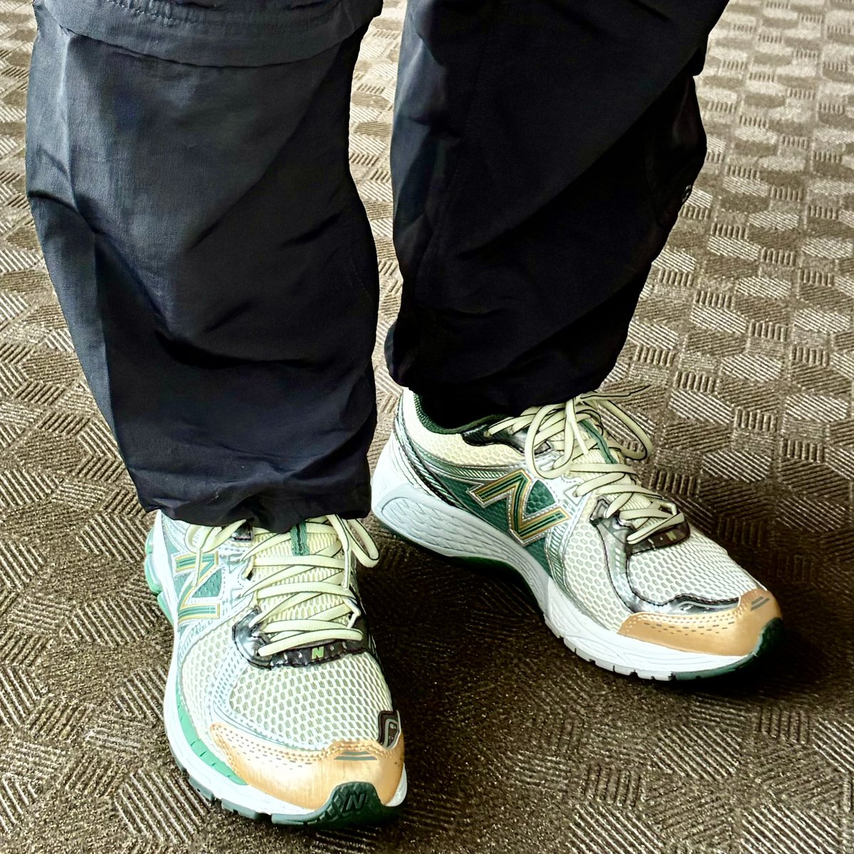 今日はエメ レオン ドレ × ニューバランス 860 v2 グリーン? 歩きます 