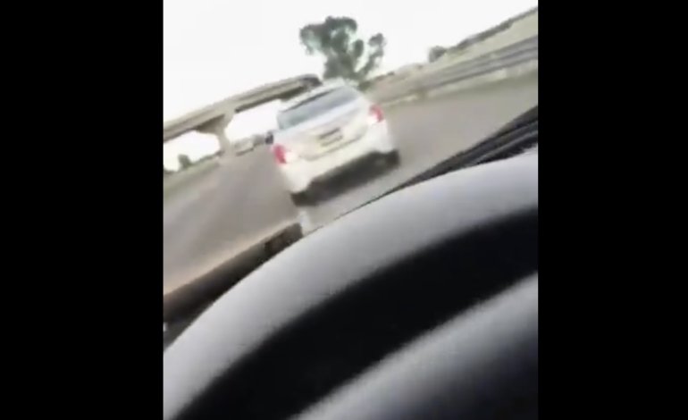 ElFaroNoticia's tweet photo. Conduce en reversa sobre la autopista y embiste a un automovilista tres veces; denuncian falta de respuesta del 911

https://t.co/hLGUPdBGrh https://t.co/lGY1HOS6qZ