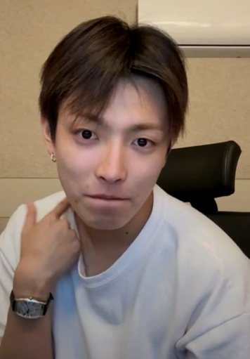 realmspinner's tweet photo. Cute and silly mctz &amp; w00san AU: Wy was broken up with.  He’s heart broken and has been wallowing for weeks and Hj can’t stand it.  He takes Wy out to a bar and tells him today is IT.  Drink it off, then be done with it.  Unfortunately, Wy gets a little too drunk and spots https://t.co/XMbVCO7XsD