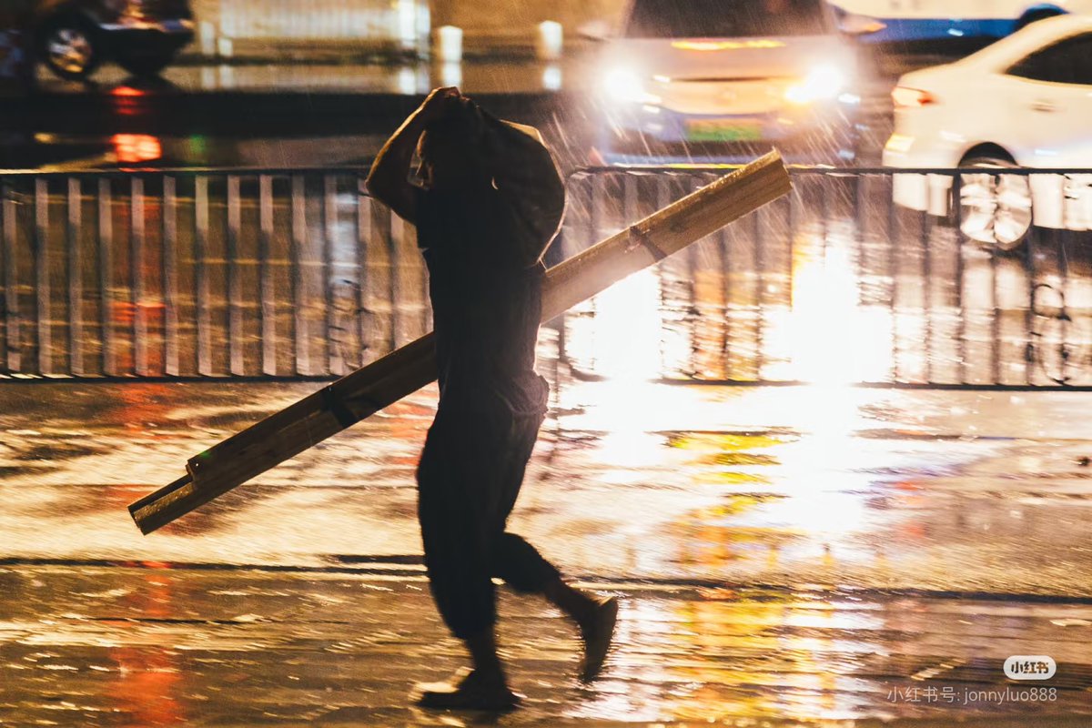 park_chanjoon's tweet photo. A stranger held the door for me in the rain today—didn’t say a word, just smiled and waited. Small acts of kindness make the world feel warm.， https://t.co/Fl42KwtDPa