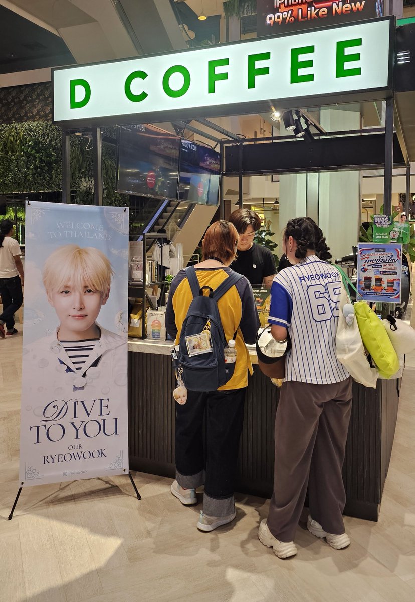 SJProject_TH's tweet photo. โปรเจค Cup sleeve ที่ร้าน DCOFFEE ชั้น G ค่ะ 💙🙏 

#Ryeowook #DIVE_TO_BLUE_in_BKK https://t.co/EskUCR0s77