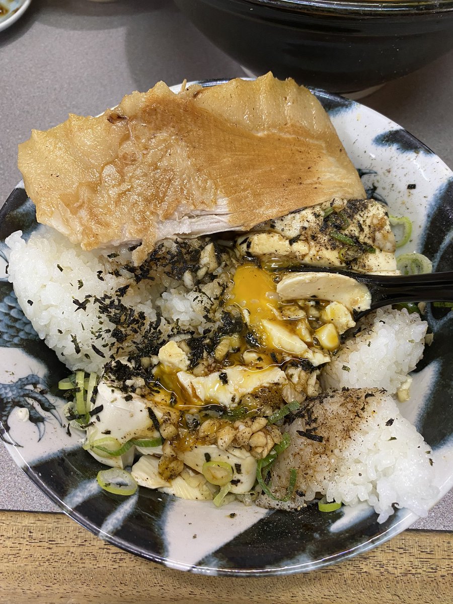 opx0jQvttKIdxya's tweet photo. ジライヤ　　本庄

ドラゴンチャーシュー麺　醤油
オーション500g
ライス　生玉子

スゴイ肉🥩🤤
スゴイ　ライス🍚
豆腐がたくさん入ってエライコッチャ〜
でもね〜うまい肉のっけてたまごかけて
エライゼッピンデス🥳
オーション麺サイコー
😙 https://t.co/8HzXvPpHkp