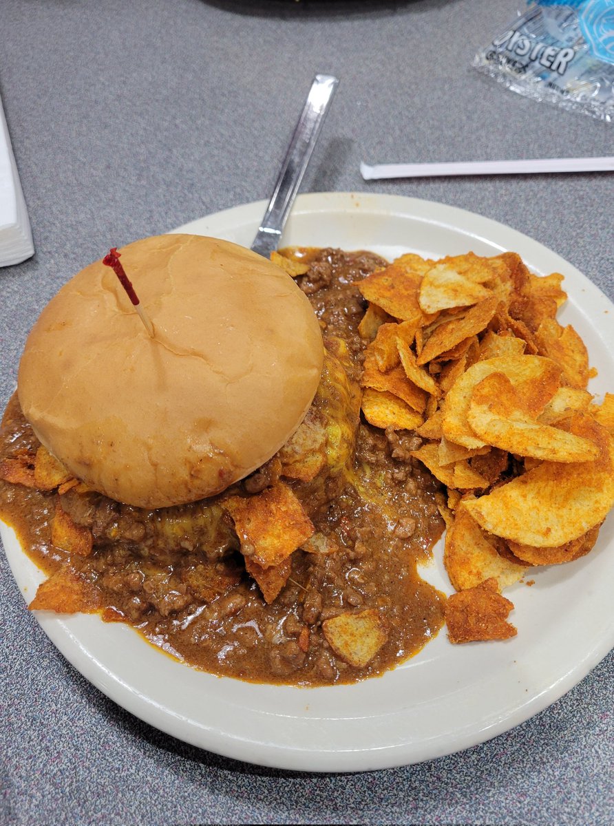 markdmotz's tweet photo. Day 5/6 @CincyBurgerWeek: The Nati Patty @CampWashChili. Enormous and enormously satisfying, especially with those zesty #Grippos on the burger and on the side. https://t.co/OHqMD0MCq2