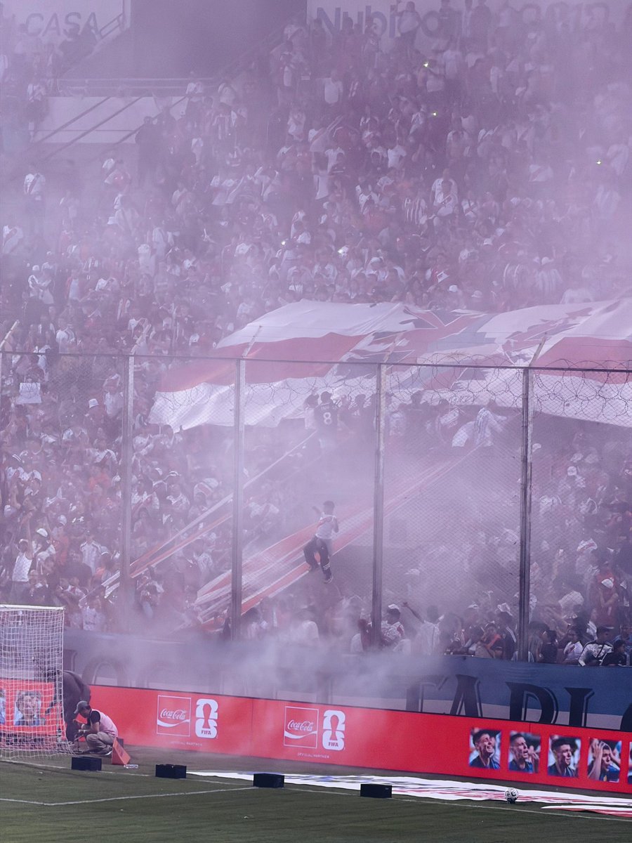 circuloviroso's tweet photo. Volviendo de salta de ver quizás de los peores partidos que vi en el último año. River es grande por su gente y nada más. Los jugadores no tienen la mínima idea de lo que significa este club. Abrazo.

Pd: mi señora le sacó la foto de su vida a este wachin https://t.co/Me18qUK7Pv