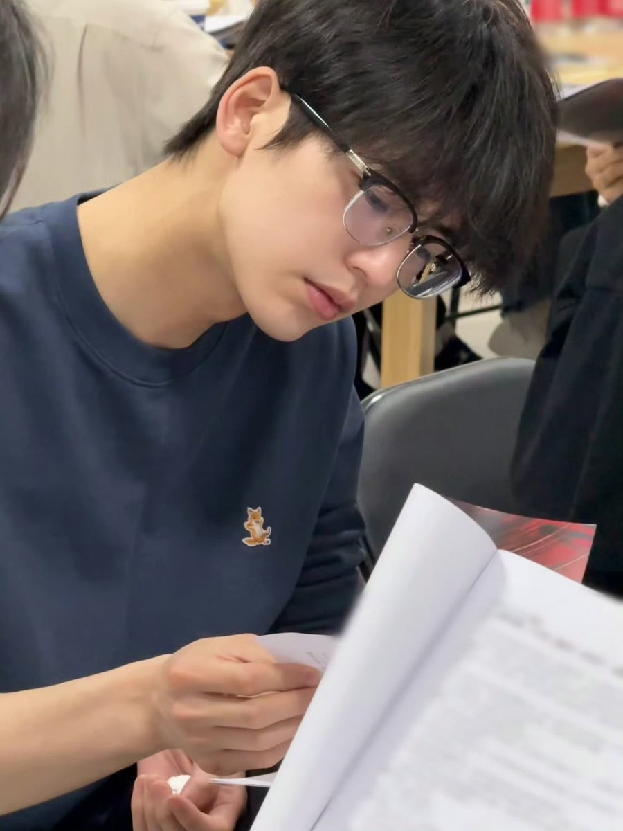 ZhangLinghe_TH's tweet photo. [🎬]  18/7/26 สตูดิโอของเฮ่อเฮ่อโพสต์ ⬇️

ส่งตรงภาพบรรยากาศเบื้องหลังวันอ่านบทของทีมนักแสดง 🧩 ทุกคนต่างตั้งใจศึกษาบทบาทอย่างเงียบสงบและพิถีพิถันในทุกรายละเอียด เพื่อบ่มเพาะทุกฉากทุกตอนของเรื่องราวให้ออกมาสมบูรณ์แบบที่สุด วันที่ 19 กรกฎาคมนี้ เตรียมพบกับ "มู่หรงชิงอี้" (จางหลิงเฮ่อ) ตามนัดหมาย ห้ามพลาดชมนะ

(1)

#จางหลิงเฮ่อ #Zhanglinghe 
#Overdo #这一秒过火
#หากวินาทีนั้นไม่พบเธอ #รักเกินแค้น