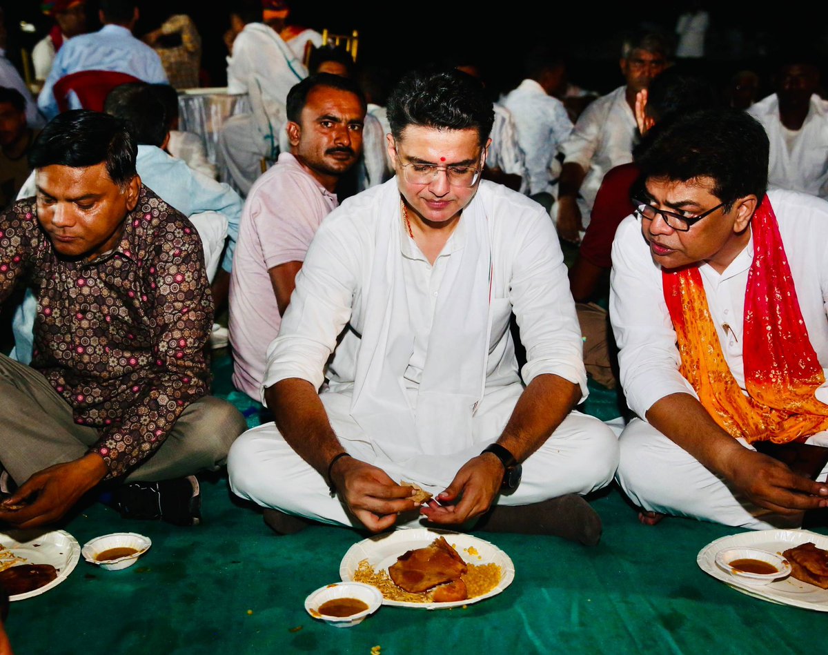 SachinPilot's tweet photo. कल कार्यकर्ताओं के साथ शाम यूँ बिताई— 
ढेर सारी हँसी, अपनेपन से भरपूर… 😀 https://t.co/ekB7geChQm
