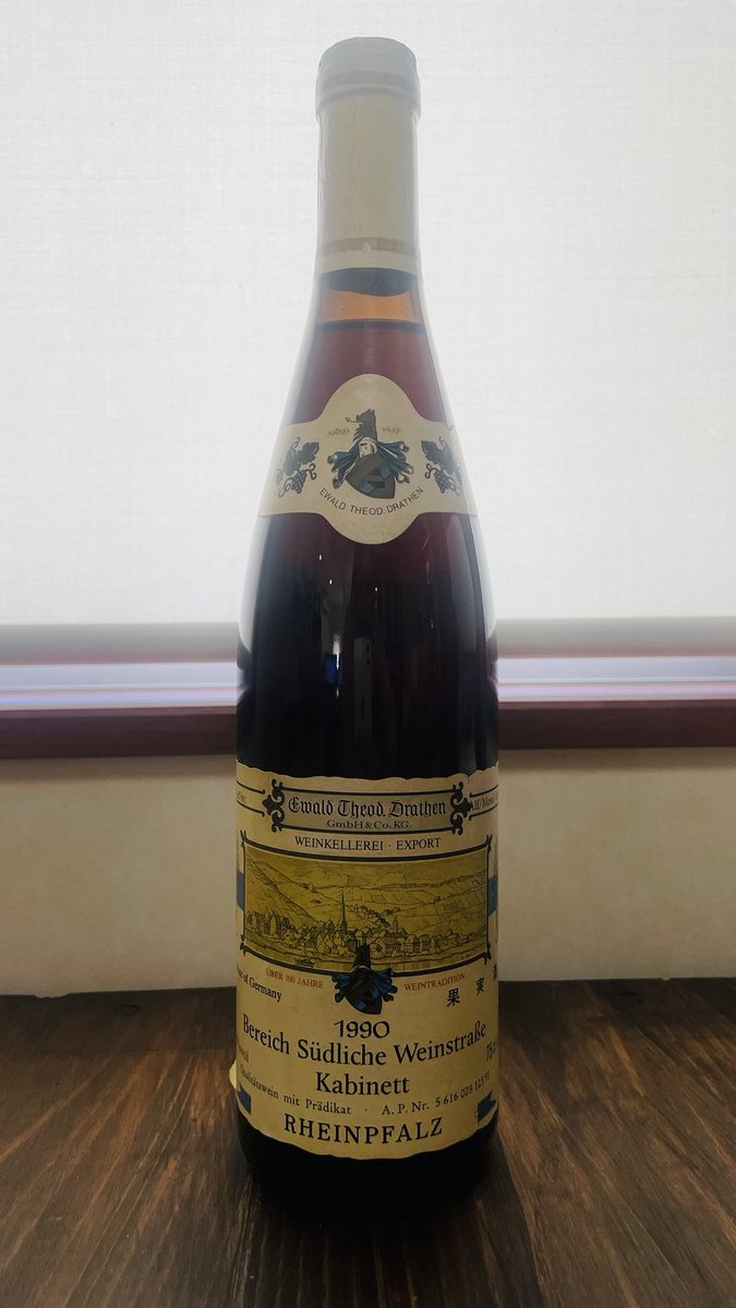 ototocoro's tweet photo. 昔から何かと手作りするのが好きで、最近はワインを飲みながら化粧品やアロマスプレーを作る時間がとっても楽しい🍷
化粧水に追加用でセラミドやビタミンC誘導体、クリーム用に蜜蝋も購入！

知り合いからいただいたワインは1990年ドイツのカビネット
飲めるのだろうか…？

and 最近のゆきちゃん🐕 https://t.co/fmigDdRuxt