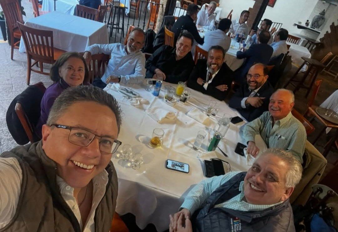 ZuritaCarpio's tweet photo. Los huachicoleros de Somos México con el huachicolero mayor, Ernesto Ruffo Appel https://t.co/KjvBYLEw9c