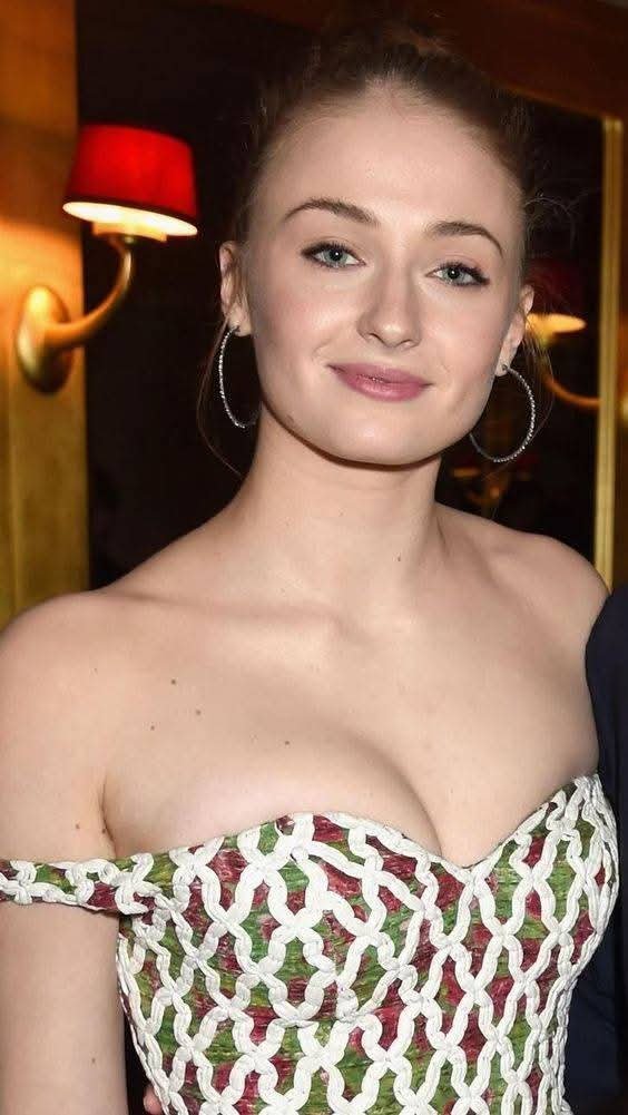 knightman956's tweet photo. Sophie Turner in her sophisticated chaos era ! https://t.co/xfZqFFxNwO