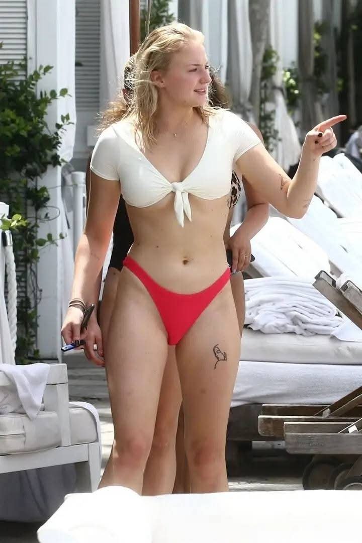 knightman956's tweet photo. Sophie Turner in her sophisticated chaos era ! https://t.co/xfZqFFxNwO