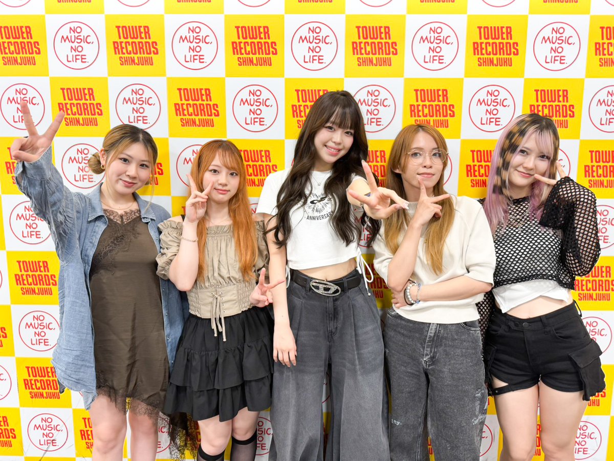 KOIAI_official's tweet photo. #KOIAI 4th EP 「Starting Over」発売記念サイン会、たくさんのご来場ありがとうございました✨

いよいよツアー開始まであと2️⃣日🔥
🎫チケット https://t.co/NYZuhZrV06

🎧 配信 https://t.co/VNphq7qBOt

🖥️「Starting Over」MV
https://t.co/CzB53X8KA8

🖥️「Reboot the Abyss」MV
https://t.co/Q8E5Bzcsd2