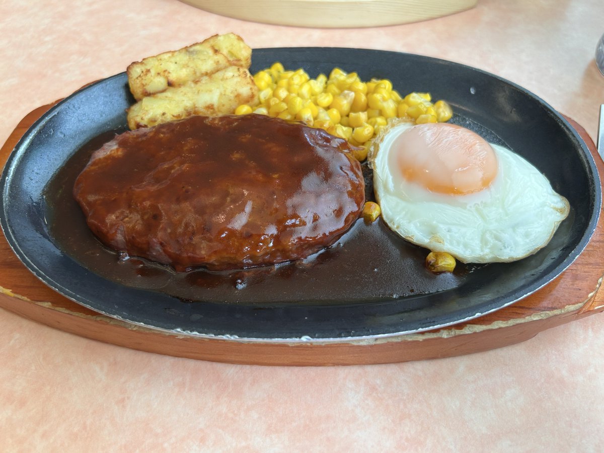 RikaP02's tweet photo. サイゼリヤでハンバーグを食べてみました。
価格も安いのでびっくりしました。。 https://t.co/TrTx1hss8Y
