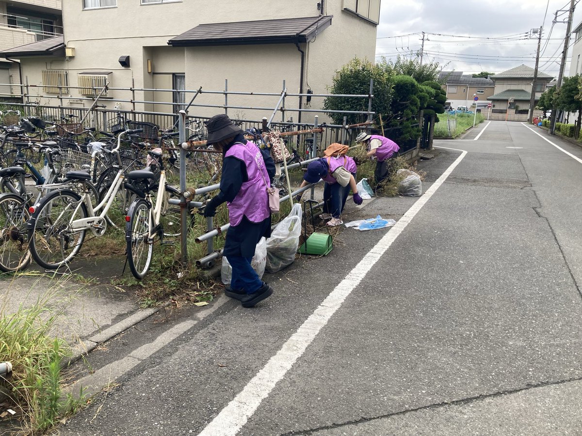 MusashinoKJ's tweet photo. 7月18日(土)は東府中平和通り周辺の清掃活動🧹
今日は3名のボランティアの方と一緒に
ゴミ拾いと駐輪場の雑草処理
暑い中70㍑6袋分の雑草が処理できました☺️
公道に面している1/3程が完了したので
平日にまた作業しに行きます

来週末は大國魂神社ケヤキ並木通りの
清掃活動を行う予定です😁 https://t.co/WxI8u7YSTQ