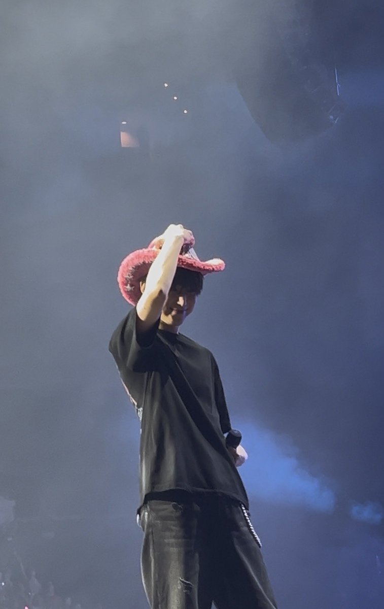 snowekishuu's tweet photo. sunoo with his pink hat🩷 #BLOODSAGA_IN_DALLAS https://t.co/2UxlWEDk4b