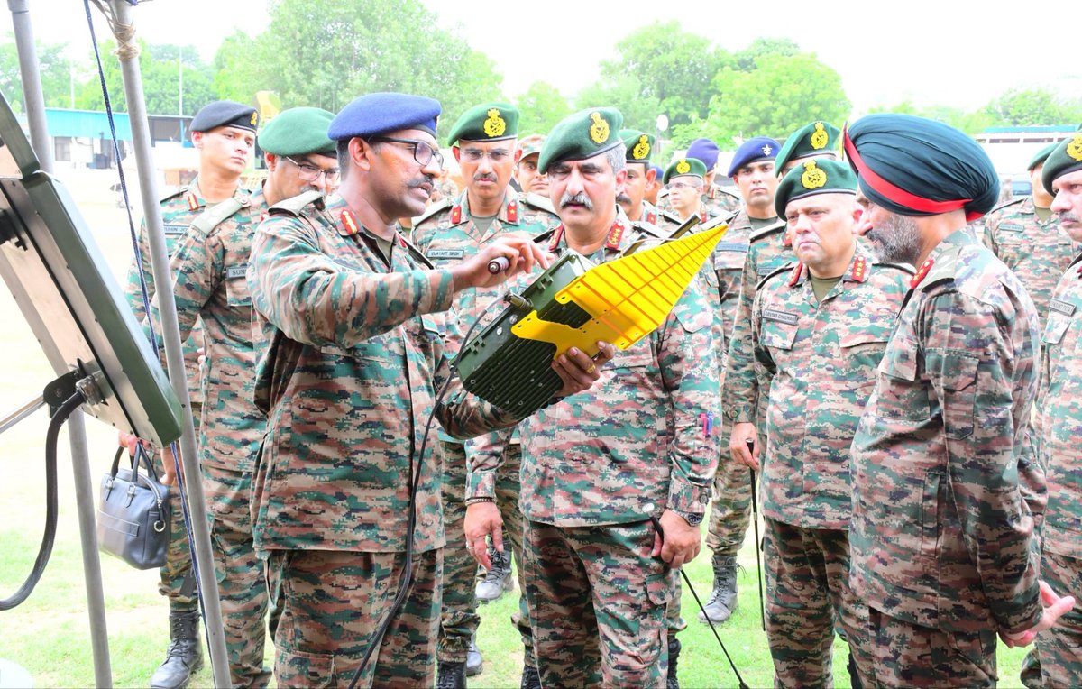 JaiHind_KiFauj's tweet photo. "तकनीक से सशक्त, संकल्प से अडिग।
हर चुनौती के लिए तैयार, भारतीय सेना सदैव मिशन-रेडी। 🇮🇳⚔️"
#IndianArmy #SouthernCommand #SudarshanChakraCorps #DecadeOfTransformation #TechAbsorption #AtmanirbharBharat #NationFirst https://t.co/NoIZ9nSyF8