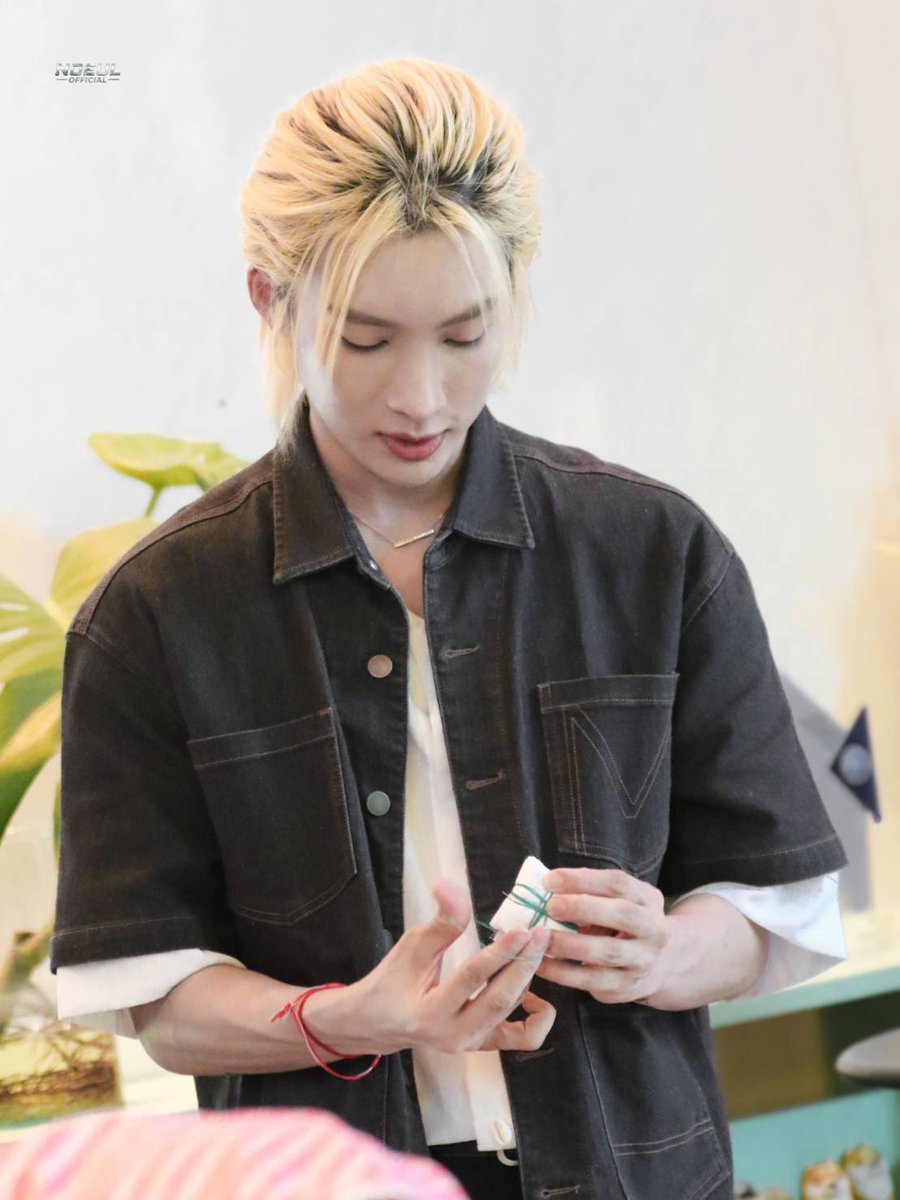 NoeulOfficial02's tweet photo. นี่เรียกว่า “ทำผ้ามัดย้อม” แล้ว “พร้อมมัดใจมั้ยคับ” ☺️

#S2VoyageMemoriesD1
#S2TheSunset #Horizone
#Noeulnuttarat #MagentaBoy #BoNoh https://t.co/1VQKxnamDl