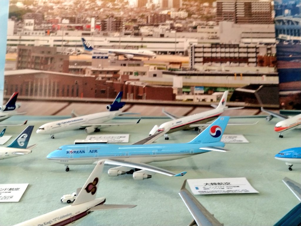 scene_B's tweet photo. 『福岡空港に飛来したエアライン』

飛行機ゾーンの展示、手前味噌で恐縮ですが良き感じ。全国一億人の日本エアシステムファンの皆様方もお喜びいただけるかと。。

ふくおかのりもの展2026、週明けから福岡県庁最上階でスタートです。
#日本エアシステム https://t.co/XjwKAXAqwP