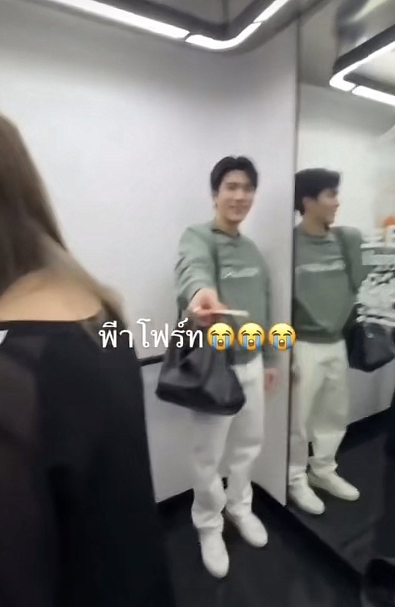 Tmdgnipp's tweet photo. เข้าไปเจอจังหวะที่แม่พูดเรื่องการให้เงินพอดี แล้วพอฟังสิ่งนี้ยิ่งรักครอบครัวนี้มากๆ😭

แม่ปุ๋ย : ให้เฉยๆเพราะว่าเราอยากให้ เราไม่ใช่คนขี้เหนียวไง ไม่รู้ดิบอกไม่ถูก เราก็ให้อ่ะเพราะทุกคนในโลกนี้ก็อยากได้เงิน เวลาเจอเขาเนี่ยเราจะให้อะไรเขาละ? เราก็ให้เพราะนานๆเจอ 
ก็ต้องให้เงินเขานะเพราะทุกคนก็อยาก คือเขาก็ไม่ได้แบบว่าร้อนเงินหรืออะไรแต่ว่าการให้เงินก็เหมือนกับให้เขาเบิกบานใจไงในความหมายอ่ะ
คิดออกไหมเวลาเราให้ใครคนที่เขารับอะเขาก็เบิกบานใจไงเขาก็มีความสุข เวลาเขาได้เงินไปอะเวลาคนที่เขาไม่มีอะ แบบว่าไม่ได้ร่ำรวยไม่ได้อะไรแบบว่าใช้ชีวิตทั่วไปอย่างเงี้ย บอกไม่ถูกอะเวลาเราให้เงินเขาอะเขาก็ไม่ใช่จะอยากได้มากหรอกแต่เขาได้แล้วเขาก็รู้สึกมีความสุข

//น้องโฟร์ทคือเหมือนแม่ปุ๋ยสุดๆ พอได้มาฟังแม่พูดเรื่องนี้แล้วนึกถึงตอนที่น้องให้ตังแฟนคลับอ่ะ😭💗
 #Fourthnattawat #โฟร์ทณัฐวรรธน์
