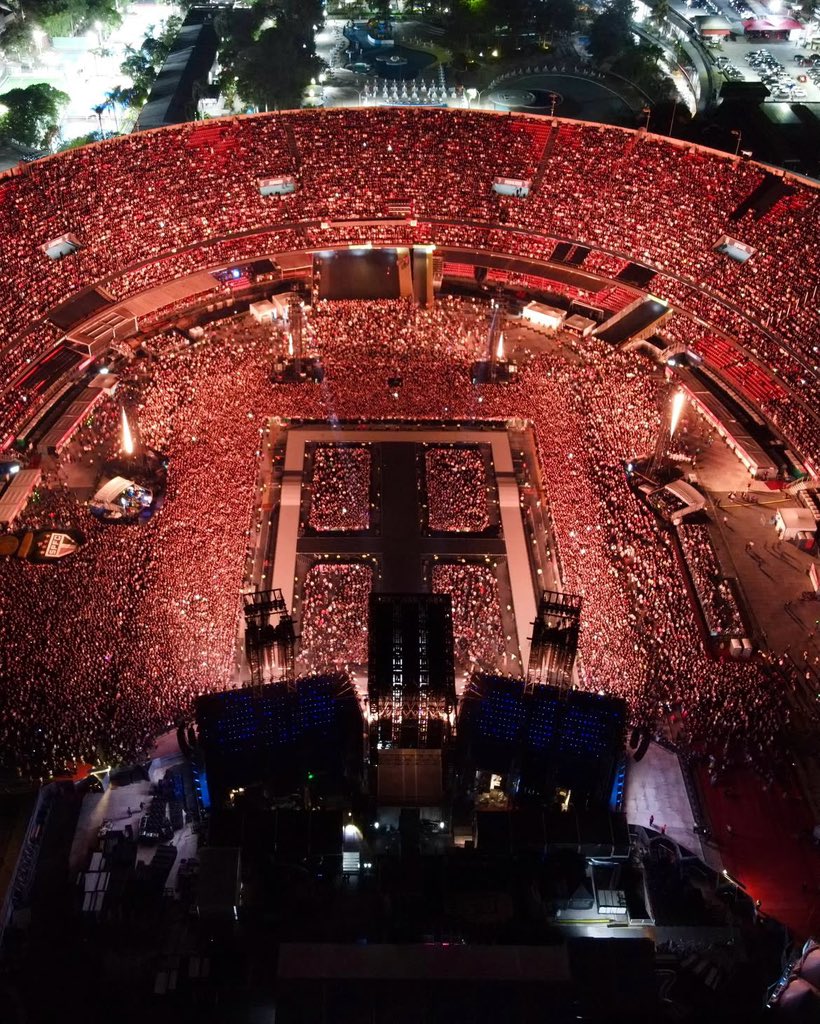 hsdtogethertour's tweet photo. A drone shot of Harry on stage at Estádio MorumBIS in São Paulo, Brazil - 17 July 

📸 @igorogh https://t.co/U0QIP7Q3vK