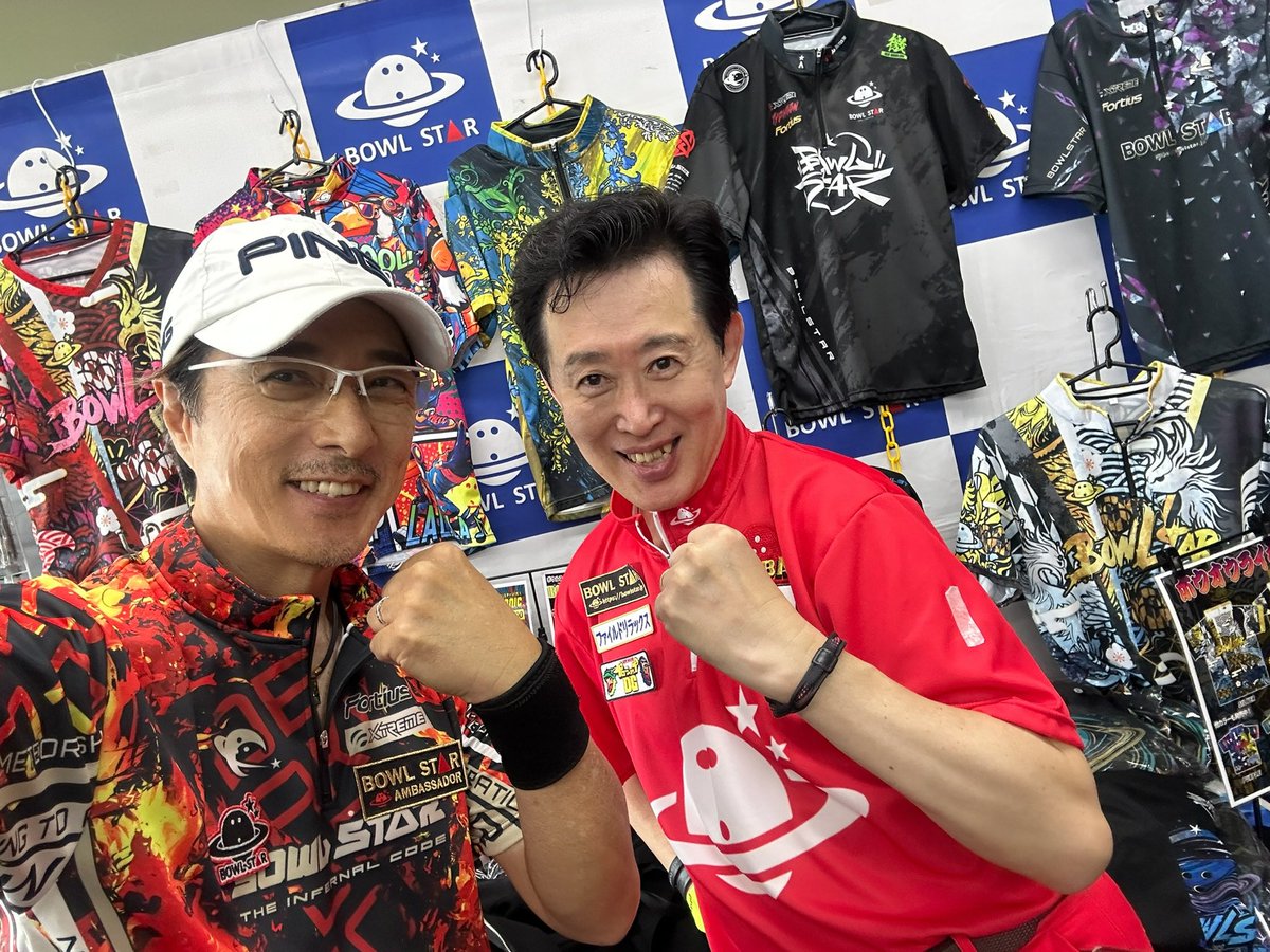 artkuroda's tweet photo. 現在発売中の

ボウリングマガジン8月号。

今月の対談プロはマジ元造こと

渡邉元造プロです！

とてもユニークな経歴の元造プロ🤣

同じボウルスターシニアアンバサダーです！

還暦近くでプロになられたシニアの星🤩

面白いお話しを聞けました😉👍

是非ご購読ください‼️

#ボウリングマガジン8月号 
#渡邉元造プロ
#マジ元造
#ボウルスター
#ボウルスターシニアアンバサダー