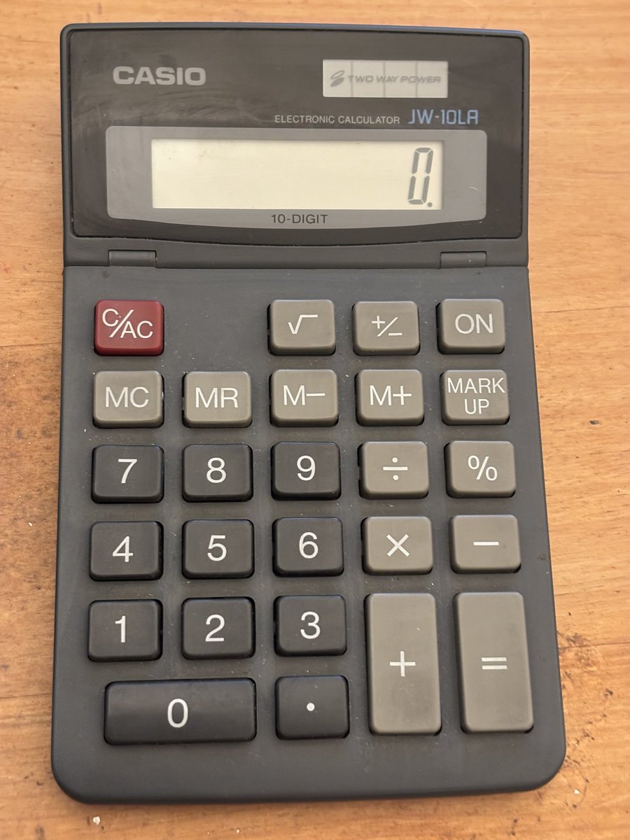 LescargotDesign's tweet photo. と思って探すと出てくる別CASIO。
でも叩いた感触がどうにも物足りない… 大きさはあまり変わらないのに。 https://t.co/nft9rMLuIq
