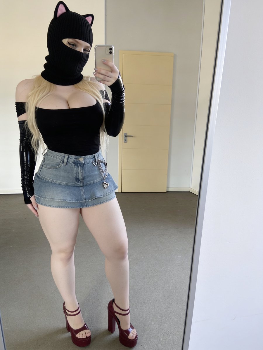 linaskyex's tweet photo. Mirror selfie with skirt and heels… beautiful night bae 😘👠 https://t.co/62F8faWaCt