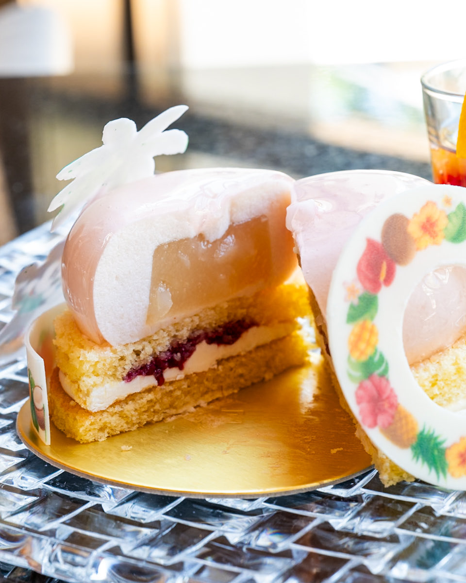 旬の桃を使ったケーキセットやミッキーデザインのスペシャルドリンク