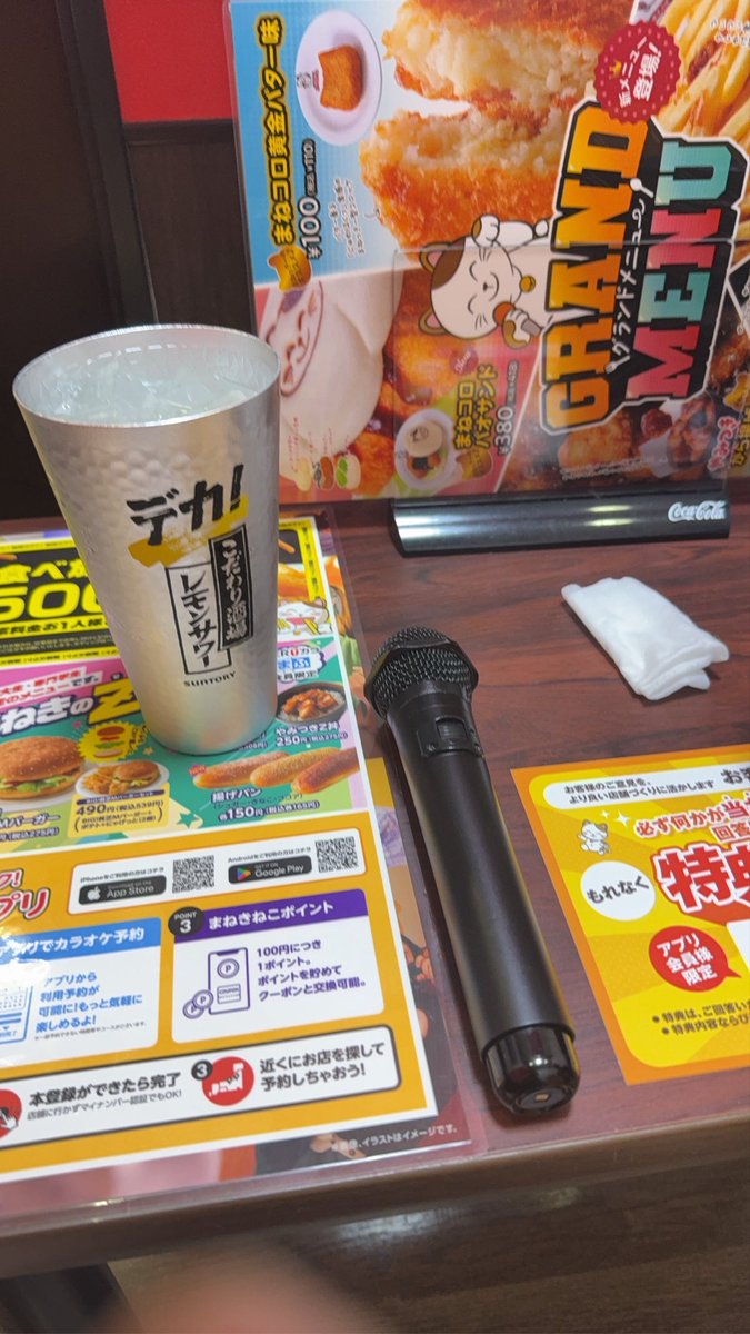 Wisha_Odin's tweet photo. 友達とカラオケよー！
何年ぶりだろww https://t.co/CSHrKMZ6EI