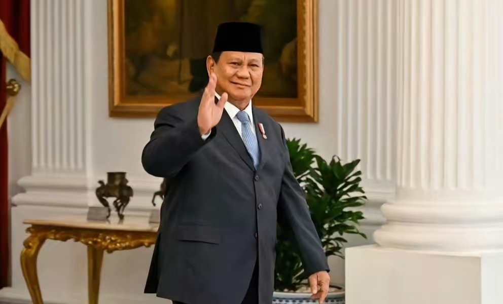 BeijingDai's tweet photo. There have been some frictions between Indonesia and China recently over nickel mining, but we should look at Indonesia's current situation from a bigger picture.

Indonesia's president, Prabowo Subianto, is a hardcore economic nationalist. Since taking office, the main thing he's done is squeeze the country's wealthy elites—many of them ethnic Chinese—over tax evasion, demanding they hand over more money. This has sent Indonesia's rich into a panic, with capital flight accelerating as they move their money overseas. As a result, the Indonesian stock market has lost over 40% of its value in recent years.

Indonesia's finances are under severe strain right now. It has rolled out several costly programs—like the 'free lunch' program for children, the capital relocation project, and civil service pay raises—all while the Middle East conflicts have driven up energy import costs, creating a massive budget shortfall. The rupiah has depreciated by 7%, inflation has climbed from 1.9% to 3.5%, Fitch has downgraded the outlook on four state-owned banks to negative, and in June, Jakarta saw large-scale protests under the banner of 'Indonesia on the Road to Bankruptcy.'

The government is, of course, trying to boost revenue. Trying to extract more from Chinese nickel giants is one of their tactics. Chinese investors on the ground, naturally, are resisting, using their technological advantages to push back. So this spat between Indonesia and China is primarily economic, not geopolitical.

That said, there's no guarantee it won't escalate further. Indonesia is currently trying to bring in the U.S., Japan, South Korea, and even India to counterbalance China's strong economic position. These partnerships tend to make headlines, but it's safe to assume that very few of them will actually materialize.

China's current approach is to stay 'calm'—not escalate the conflict, but not back down either. It's pausing new investments in Indonesia, and we'll see what real benefits Indonesia can actually gain from the U.S., which bleeds the rest of the world dry, or from India, a country known for being 'cheap.'

For China, though, we should clearly understand that Indonesia is not India. There's no geopolitical conflict between China and Idonesia. And moreover, over half of Indonesians still hold a positive view of China. That's the foundation for continued cooperation going forward. Let's just wait.