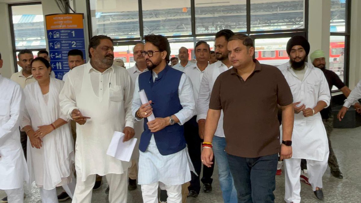 Anurag_Office's tweet photo. आनंदपुर साहिब रेलवे स्टेशन पर श्री अनुराग सिंह ठाकुर का अभिनंदन… https://t.co/9GKM6Dmh6S