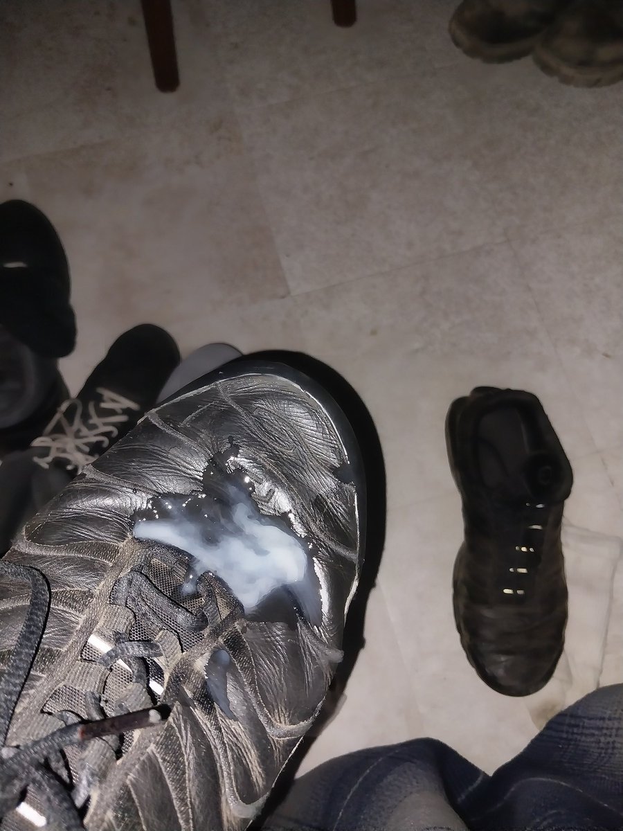 Bigfootlov3r's tweet photo. Love when a good conversation end up white on a pair of tns. Wore these a good amount of the day after work.
#Nike #Tn #Size15 https://t.co/u6Cl958RIt