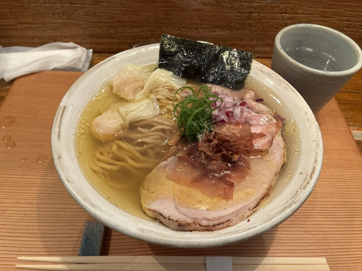 Tsumugi_value's tweet photo. HomeMade Ramen 麦苗

･塩らぁめん
海老ワンタントッピング

中々に美味😋 https://t.co/p56QwZoMsn