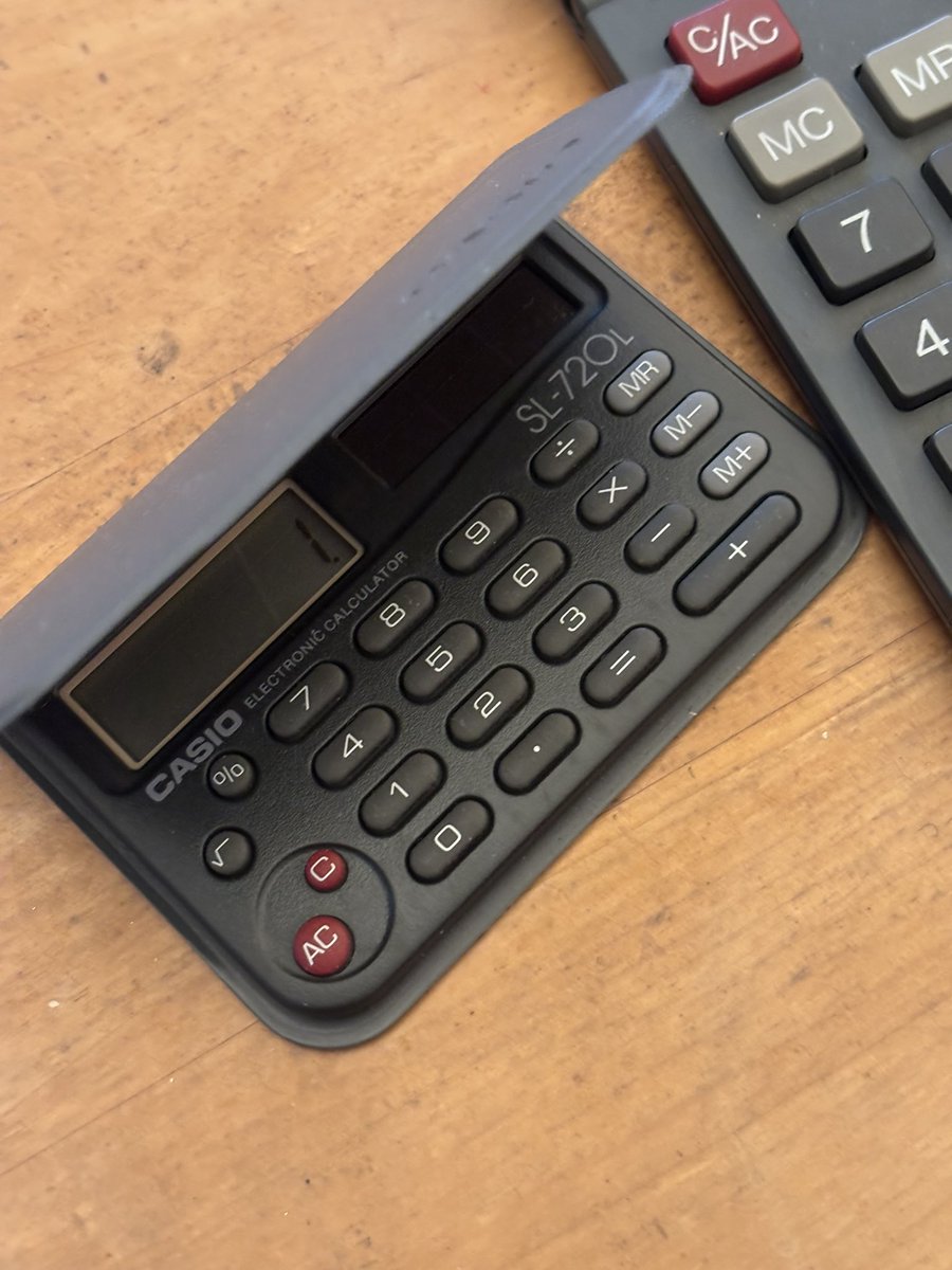 LescargotDesign's tweet photo. もうひとつ、名刺サイズ(！)の電卓も出てきた。スマホがあるからこれは今となっては使うことはなさそう。
デザイナーに電卓は(今より)必要だったので、大小取り揃ってましたね。
これもcasio。

#電卓 https://t.co/HRIZDjfwQb