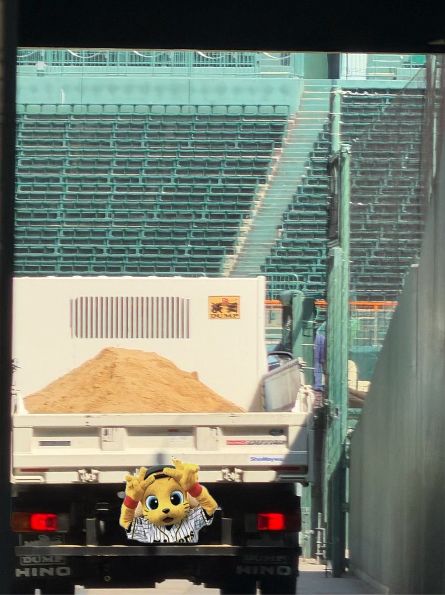 Q3Wa7's tweet photo. 阪神園芸さん暑い中ご苦労さまです
ライブ後のため甲子園球場整備中 https://t.co/cRJ4nEGtjY