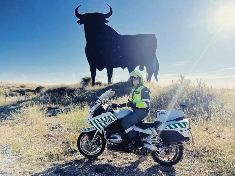 MqGuardiaCivil's tweet photo. ¡Buenos días España!

¡Los fines de semana son demasiado cortos para ponerte dormir!

¡Sal y disfruta pero siempre con cabeza!

ℹ️ Si sales, los compañeros de tráfico velarán por tu seguridad.

Antes de viajar consulta la información del tráfico #DGT 

▶️https://t.co/qU3Vag2iIc🌐 https://t.co/L6Ua0NsRnG