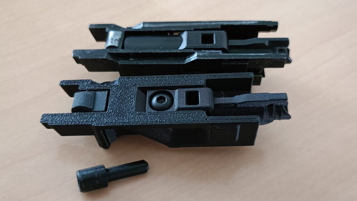 Sd_KFz231's tweet photo. @PongKozz さん製作のガスコキキットをデトニクスに取り付け。噂のブリーチ取り外しも無事クリアでき交換（写真下のブリーチ）。プランジャーの交換がどこのパーツか暫く分からず。答えはGM2−69ハンマーSPプランジャーで、プランジャーストッパーが2度抜けて大変なことに😭 https://t.co/6797GriZ8C