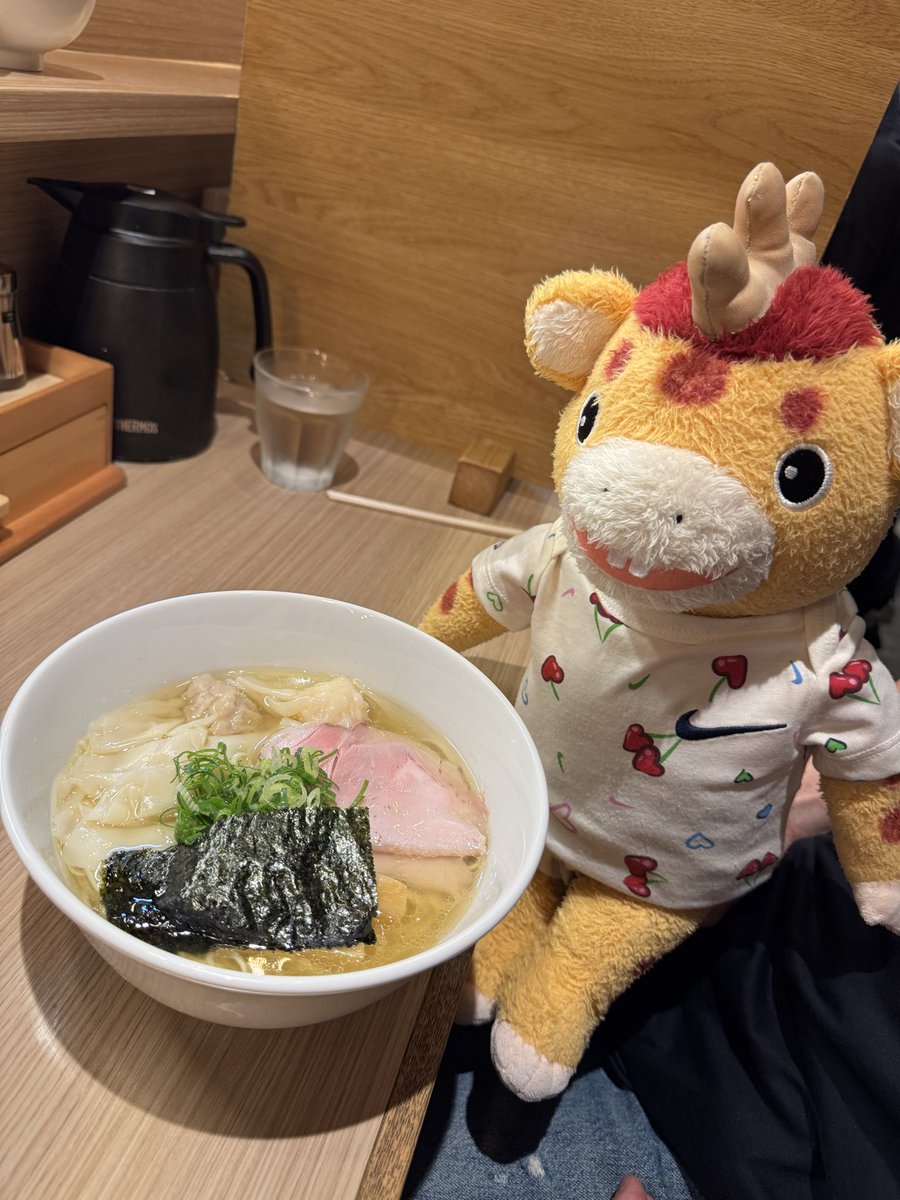 booskanui's tweet photo. 今日のランチは新宿の支那そば屋さんきたよ❣️
ブーちゃんはじめて昆布つけ麺たべたんだ〜　
トゥルトゥルでとってもおいちかったんだ❣️

#ぬい活 #ぬい撮り #ぬいぐるみ #ブースカ
#支那そば #麺活 #ラーメン好き https://t.co/TXrx65WA2h