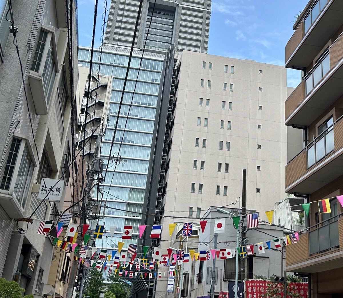 kamiya_chuo's tweet photo. ▶︎みんなで楽しむ、納涼会
今日は7/25（土）開催予定の納涼会説明会が開催されました。

昨年からの主な変更点は飲食に「冷やしきゅうり」、「ラムネ」、「バーカウンター」、ゲームに「水鉄炮・水遊び（プール）」を追加出店しています。

体験型のワークショップとして「石けんつくり」「お面・うちわ作り」を初出店します。

来週、7/25（土）15時から18時、元徳神社前でお待ちしています！

#納涼会 #浜ニ西部 #やや若
#浜町メモリアル #水鉄炮 #プールエリア