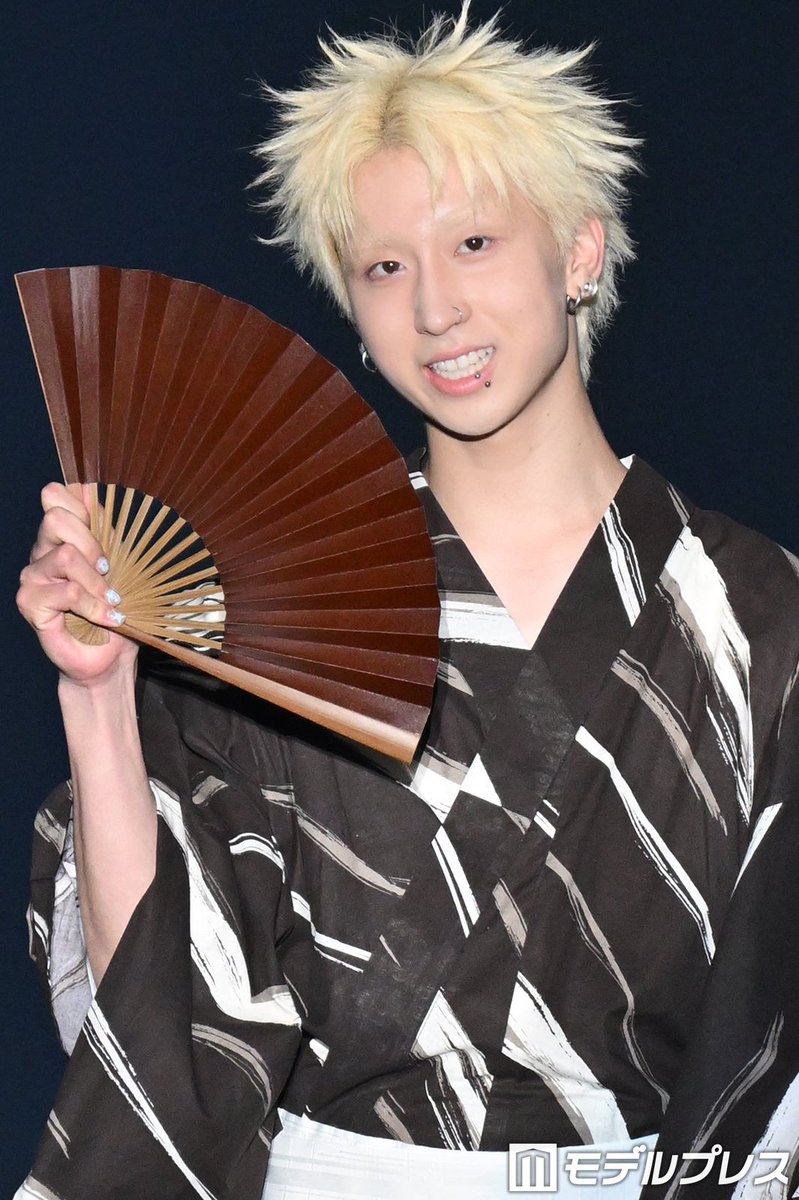 modelpress's tweet photo. 【💚TGC新潟2026💚】

「今日好き」MON7A（もんた）、ダークブラウン浴衣×ホワイトネイルでスタイリッシュ🖤🤍

扇子広げて微笑む
https://t.co/B0zlu2oecH

#TGC新潟 @7Montaz https://t.co/sa7spylMO7