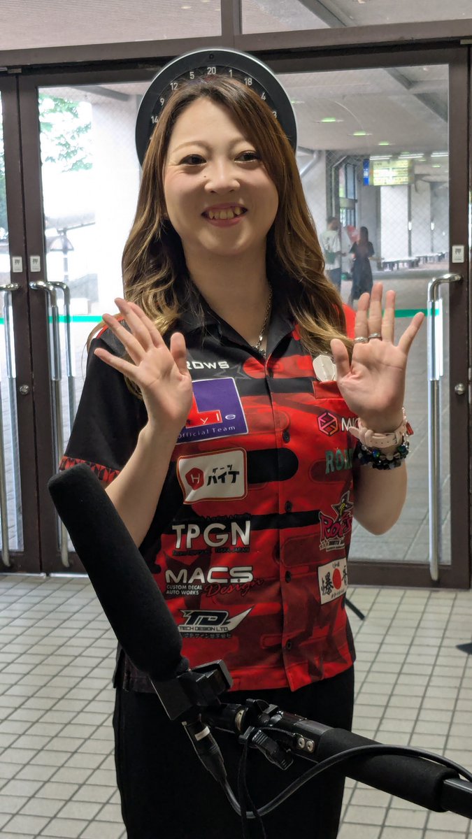 JapanProDarts's tweet photo. 【STAGE7 京都：注目選手】

今大会、繰り上がりでDIVISION 1から参戦する大杉 愛華プロ

「プロ入りしてから、昨シーズンが一番調子悪かったのですが、今シーズンに入った開幕戦で林 雄太プロ(JAPAN)にアドバイスをもらって、それがカチッとはまって、今は楽に投げれています。今ランキング13位なのですが年間TOP8を目標にしています」