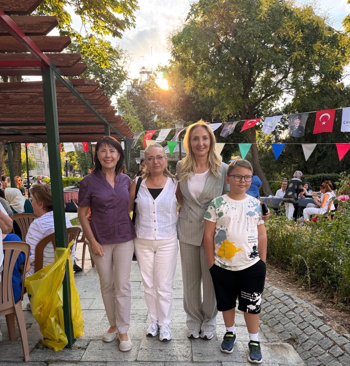 AylinNazliaka's tweet photo. 📍Çankaya

Dün Çankaya Mahallemizin muhtarı Canan Akman’ın düzenlediği Aşure Günü vesilesiyle halkımızla buluştuk, mahalle sakinlerimizle aynı lokmayı, aynı sofrayı paylaştık.

Aşure, içinde bir araya gelen 41 farklı malzeme gibi; farklılıklarımızın ayrışma değil zenginlik olduğunu anlatan kadim bir dayanışma kültürüdür. Hiçbir malzeme diğerinden üstün değildir; her biri kendi değeriyle bütünü tamamlar. Tıpkı eşit yurttaşlık anlayışında olduğu gibi…

Bugün ülkemizin en çok ihtiyaç duyduğu şey de tam olarak budur: Ayrıştıran değil birleştiren, ötekileştiren değil kucaklayan, hukuksuzluğu değil adaleti, kutuplaşmayı değil dayanışmayı büyüten bir anlayış.

Muharrem ayının manevi ikliminde; eşitliğin, özgürlüğün, laikliğin, adaletin ve kardeşliğin egemen olduğu bir Türkiye umuduyla…

Paylaşılan her lokmanın bereketi, dayanışması ve umudu çoğalsın. Aydınlık günler bir an önce gelsin!