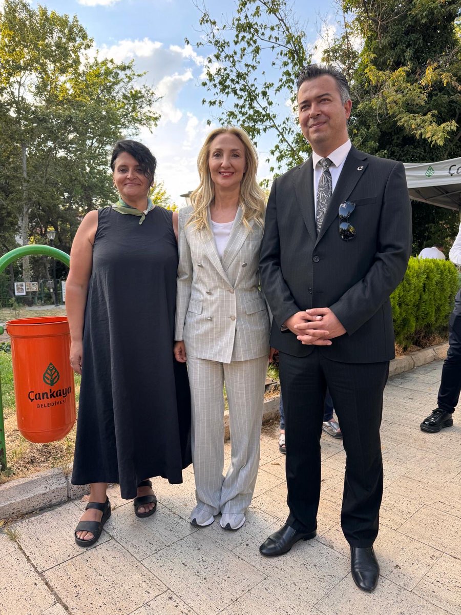 AylinNazliaka's tweet photo. 📍Çankaya

Dün Çankaya Mahallemizin muhtarı Canan Akman’ın düzenlediği Aşure Günü vesilesiyle halkımızla buluştuk, mahalle sakinlerimizle aynı lokmayı, aynı sofrayı paylaştık.

Aşure, içinde bir araya gelen 41 farklı malzeme gibi; farklılıklarımızın ayrışma değil zenginlik olduğunu anlatan kadim bir dayanışma kültürüdür. Hiçbir malzeme diğerinden üstün değildir; her biri kendi değeriyle bütünü tamamlar. Tıpkı eşit yurttaşlık anlayışında olduğu gibi…

Bugün ülkemizin en çok ihtiyaç duyduğu şey de tam olarak budur: Ayrıştıran değil birleştiren, ötekileştiren değil kucaklayan, hukuksuzluğu değil adaleti, kutuplaşmayı değil dayanışmayı büyüten bir anlayış.

Muharrem ayının manevi ikliminde; eşitliğin, özgürlüğün, laikliğin, adaletin ve kardeşliğin egemen olduğu bir Türkiye umuduyla…

Paylaşılan her lokmanın bereketi, dayanışması ve umudu çoğalsın. Aydınlık günler bir an önce gelsin!